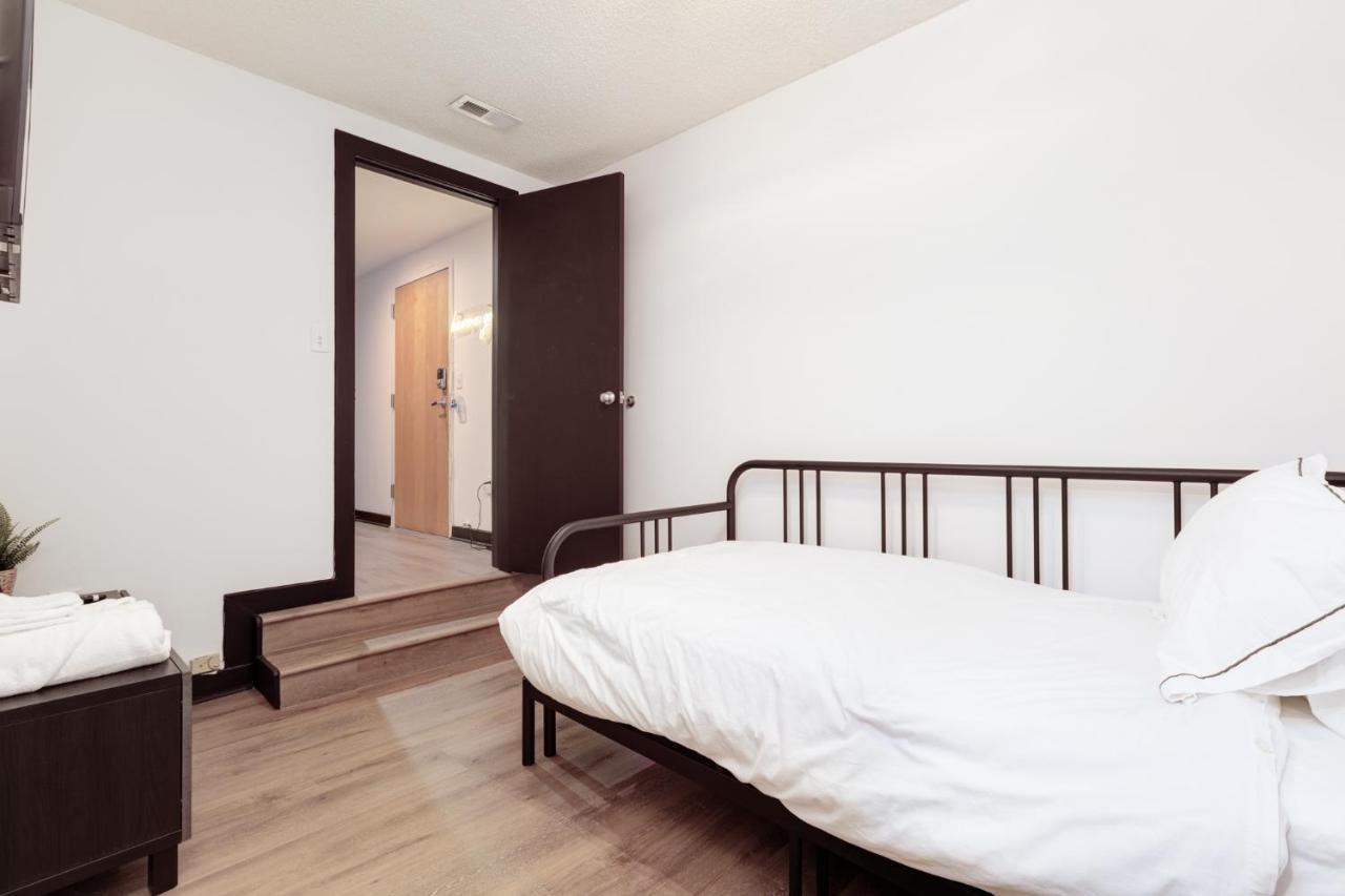 Entire Condo In Downtown Winston Bagian luar foto